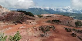 Cientos de hectáreas de tierra contaminada, deforestada, es el saldo de la explotación minera en Carrizalillo. A esto se suma la afectación a la salud de los pobladores, a quienes ahora la empresa Equinox Gold amenaza con quitarles los recursos que les sirven para comprar agua y alimento, productos que ahora en su tierra no pueden conseguir. Foto: Mina Carrizalillo.